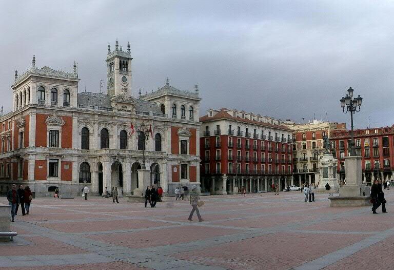 La Policía desaloja una boda en Valladolid tras irrumpir en pleno baile