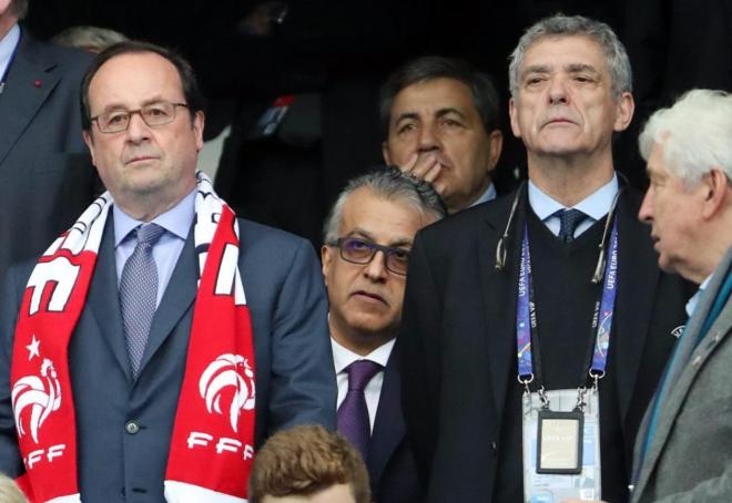 El presidente francés, Francois Hollande, junto al presidente de la Federación Española de Fútbol, Ángel María Villar.