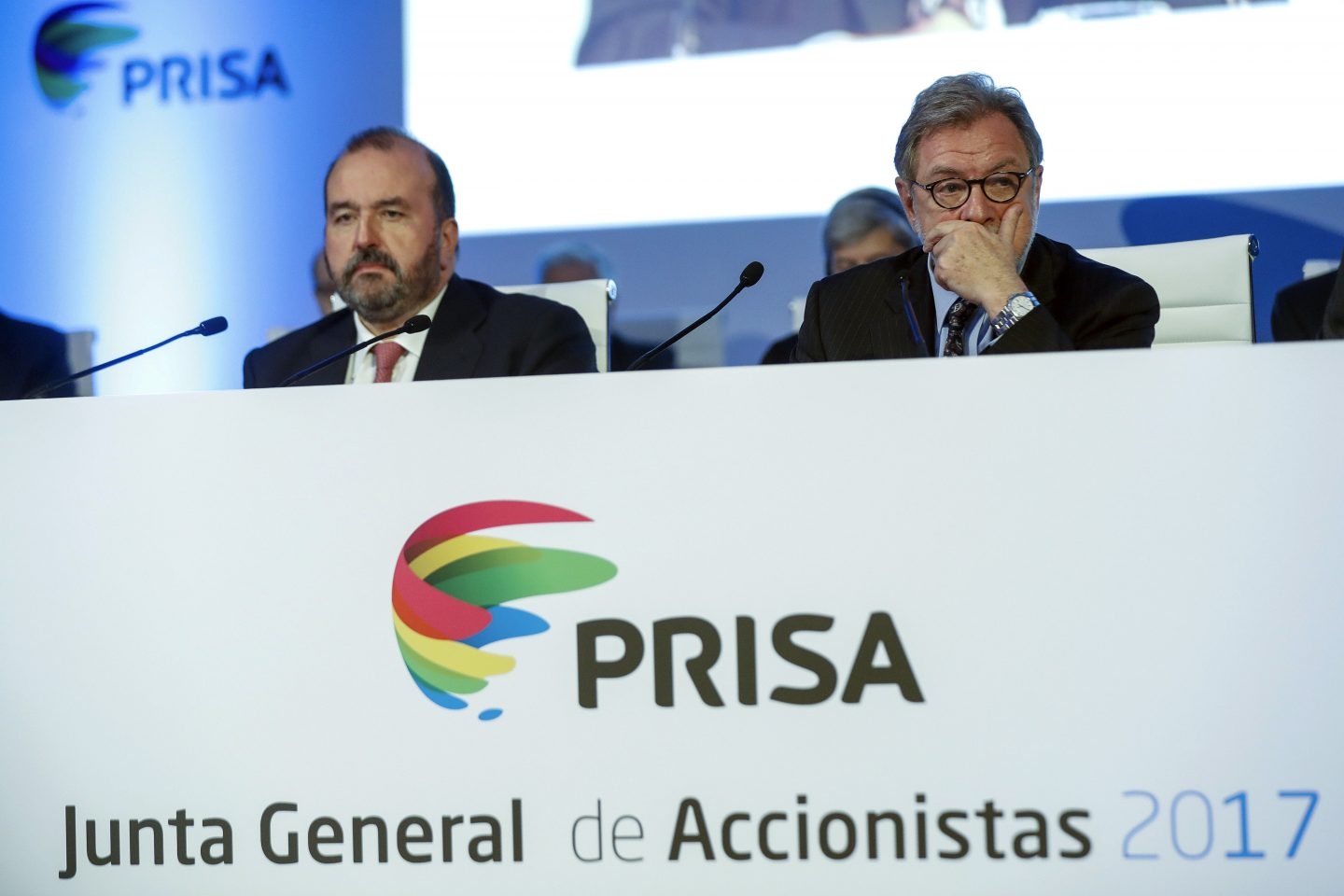 El presidente de Prisa, Juan Luis Cebrián, junto al consejero delegado de la compañía, José Luis Sainz, el pasado viernes en la junta en la que se anunció su relevo.