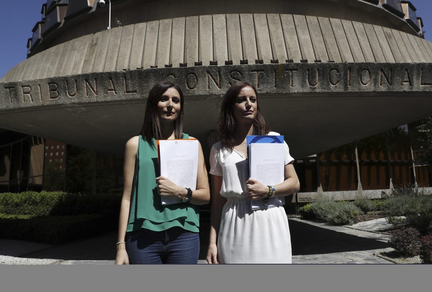 Lorena Roldán (Ciudadanos) y Andrea Levy (PP) presentaron ayer el recurso contra la reforma del Reglamento del Parlament
