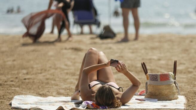 El fin del ‘roaming’ multiplica por diez el uso del móvil en la España del 'sol y playa'
