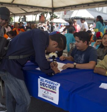 Millones de venezolanos acuden al plebiscito contra Maduro: "Que se acabe el [...]