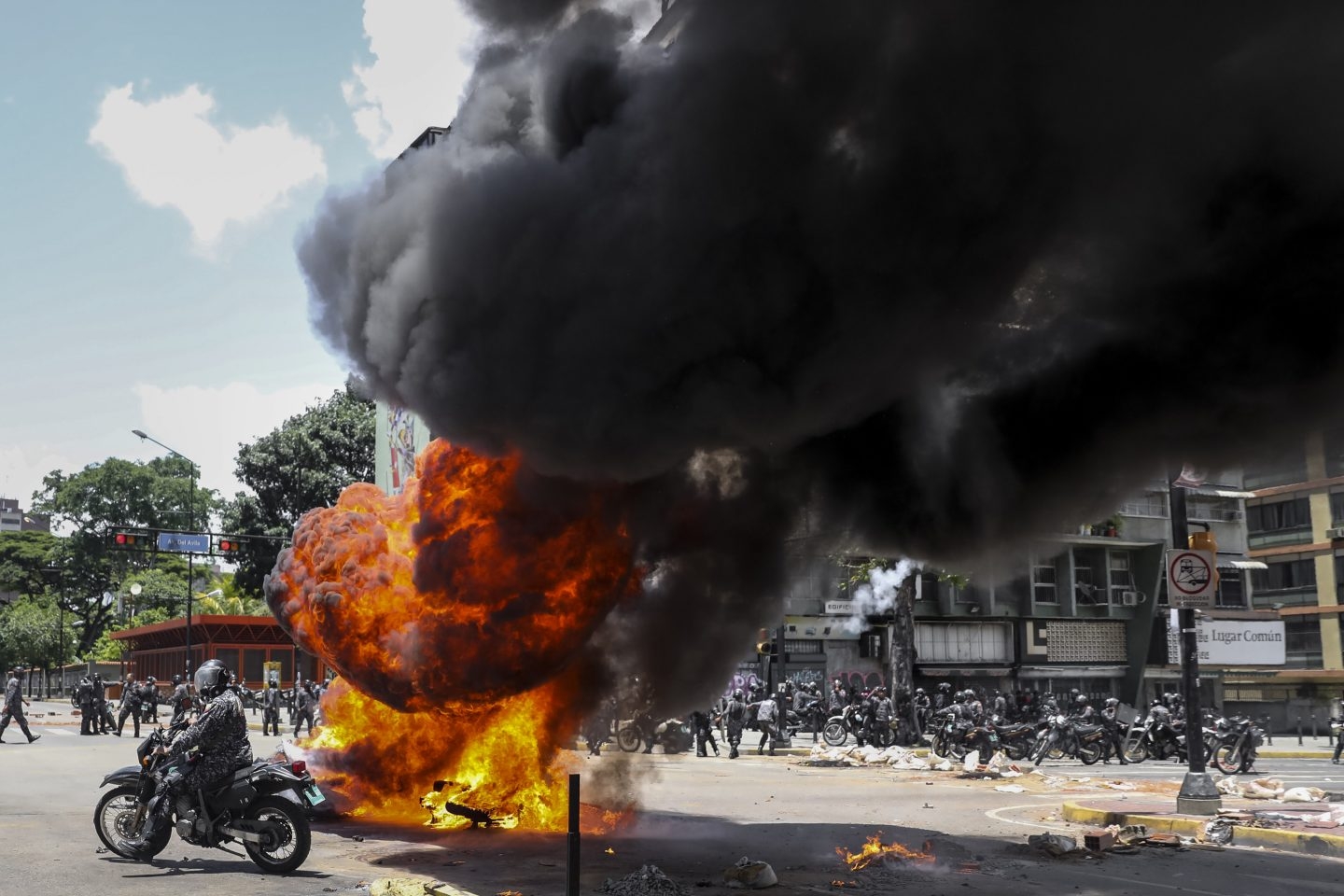 Venezuela: explosión ante la policía en una plaza de Caracas.