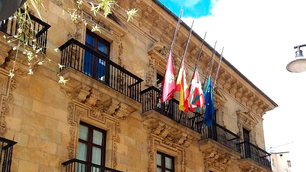 Banderas a media asta en el Ayuntamiento de Ermua, lugar donde se concentraron las movilizaciones contra el secuestro y asesinato de Miguel Ángel Blanco.