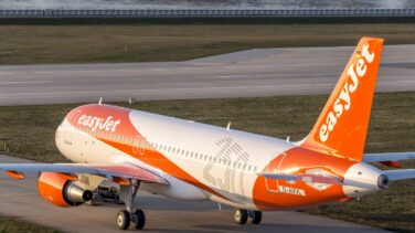 EasyJet anuncia que reducirá servicios y cancelará vuelos en verano por falta de personal