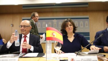 Montoro rompe el frente autonómico del PSOE y logra que Extremadura no se oponga al déficit