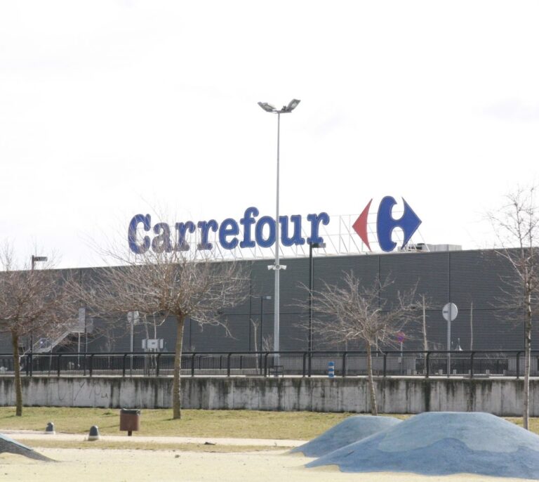 Francia veta la fusión entre Carrefour y Couche-Tard: "No cederemos"