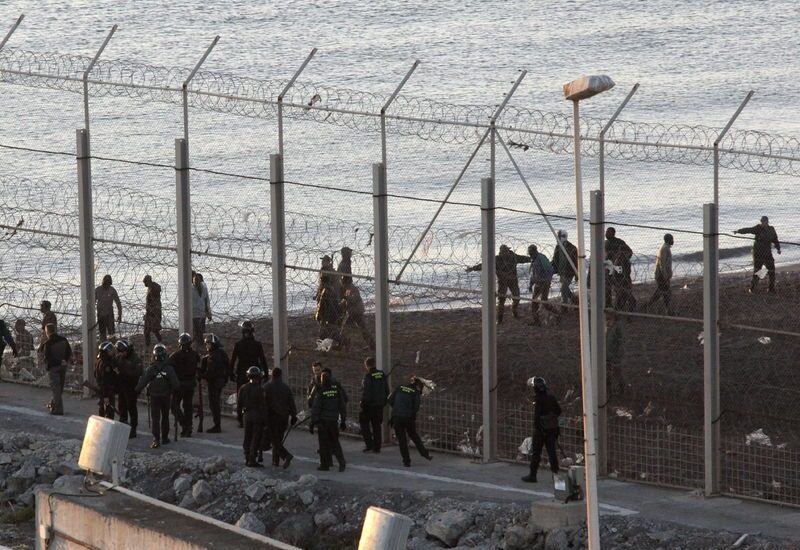 67 inmigrantes entran en Ceuta tras saltar la valla fronteriza.