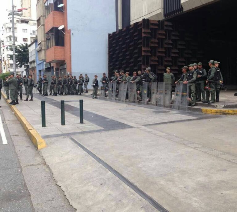 La policía venezolana asedia el edificio de la Fiscalía que investiga el fraude electoral