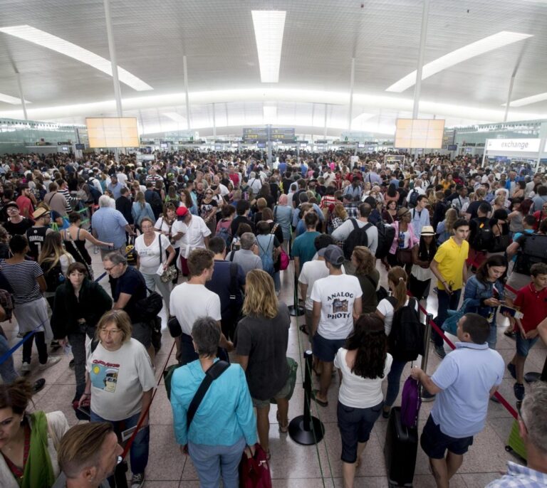 Los grandes del turismo reprochan a Aena anteponer el interés de sus accionistas a la calidad del servicio