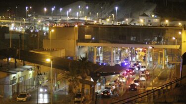El tráfico de mercancías en la frontera de Ceuta abre sólo para hombres