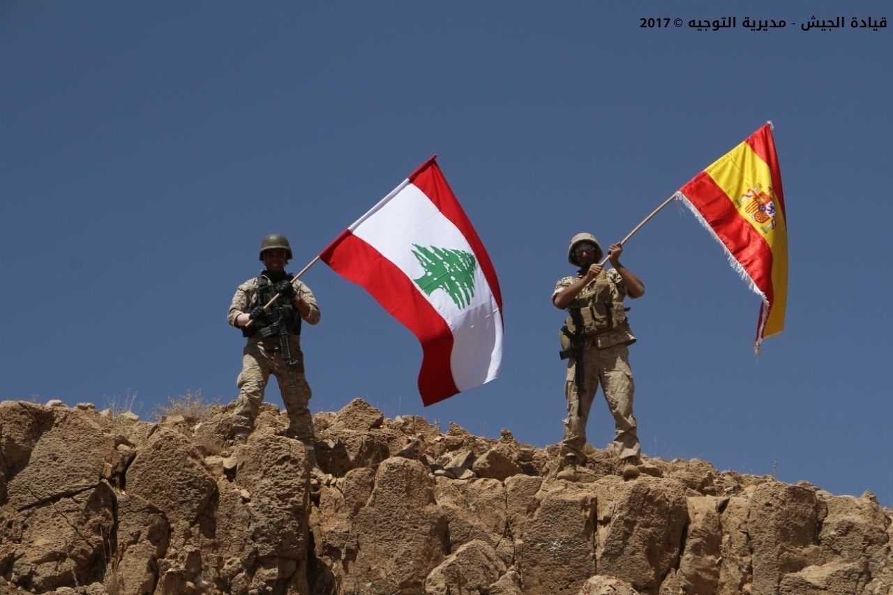 El ejército libanés ondea una bandera española en la montaña de Al Moujairma, cerca de Ras Baalbeck.