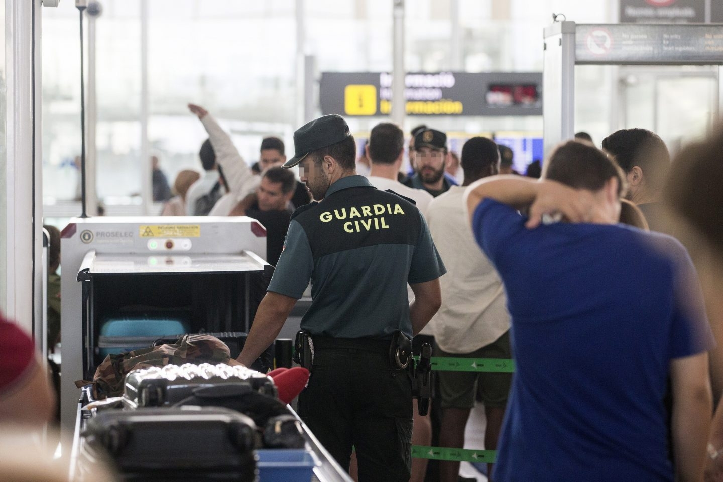 Agentes de la Guardia Civil realizando los controles de seguridad en el aeropuerto de El Prat.