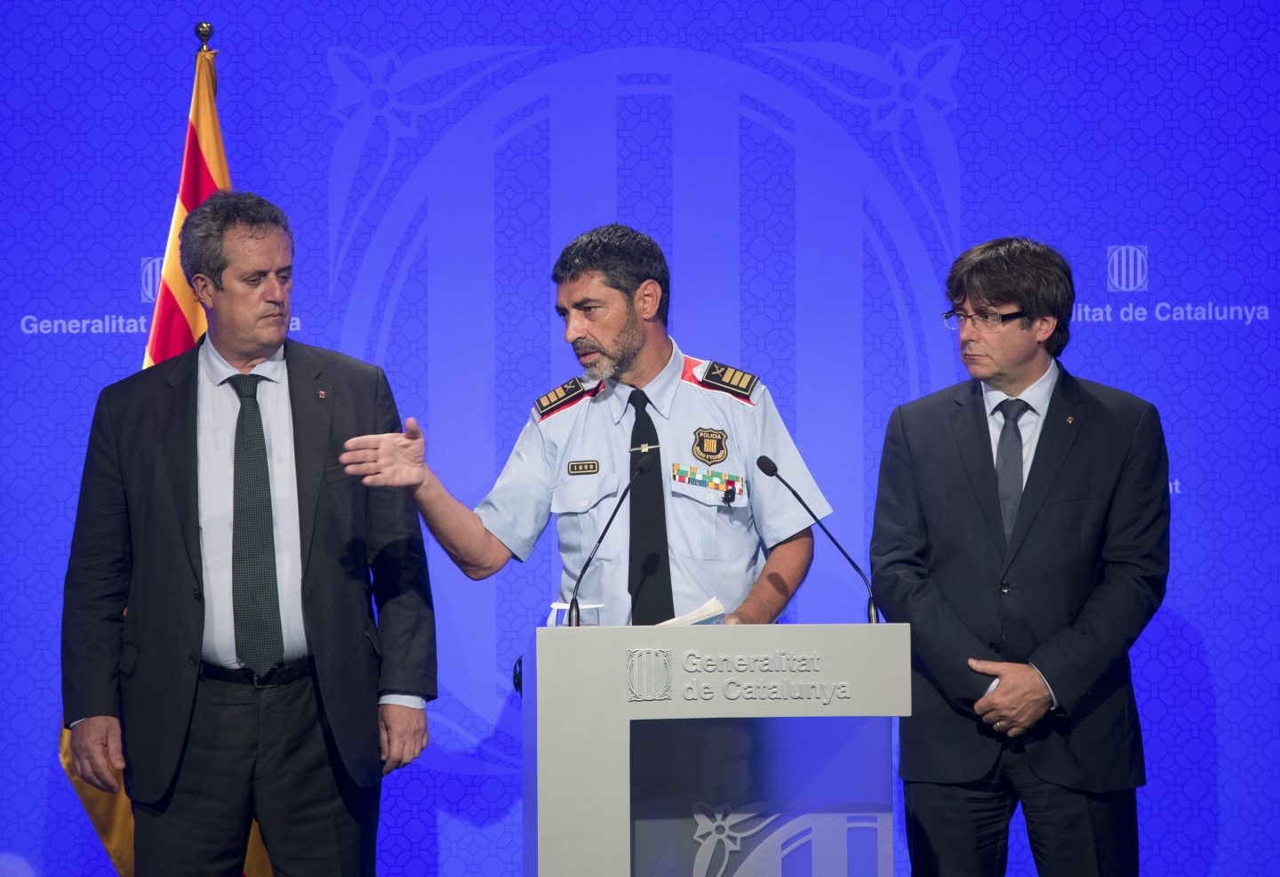 El presidente catalán, Carles Puigdemont (d), junto al conseller de Interior, Joaquim Forn (i), y el mayor de los Mossos d'Esquadra, Josep Lluís Trapero.