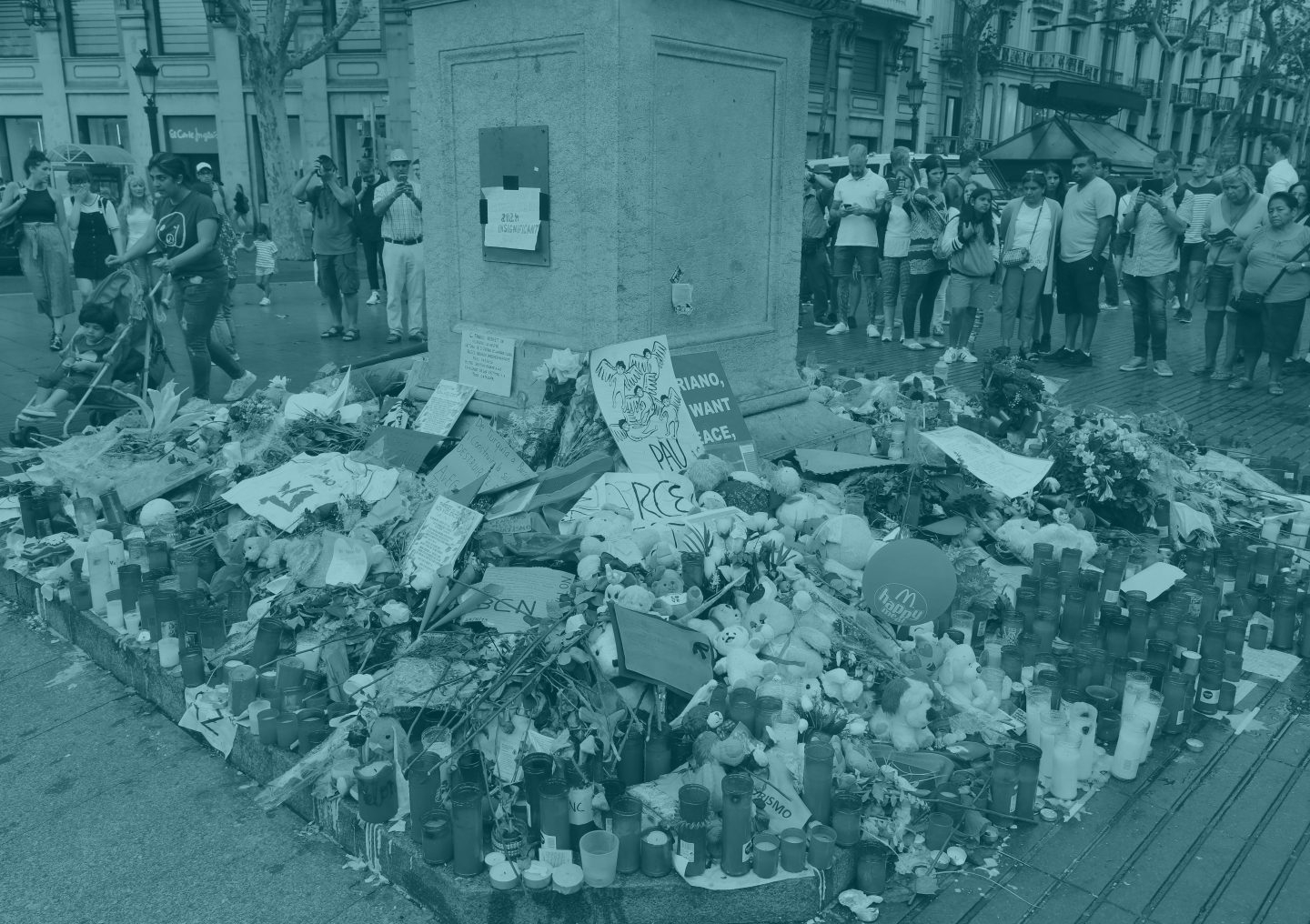 Flores y velas en recuerdo de las víctimas del atentado de La Rambla.