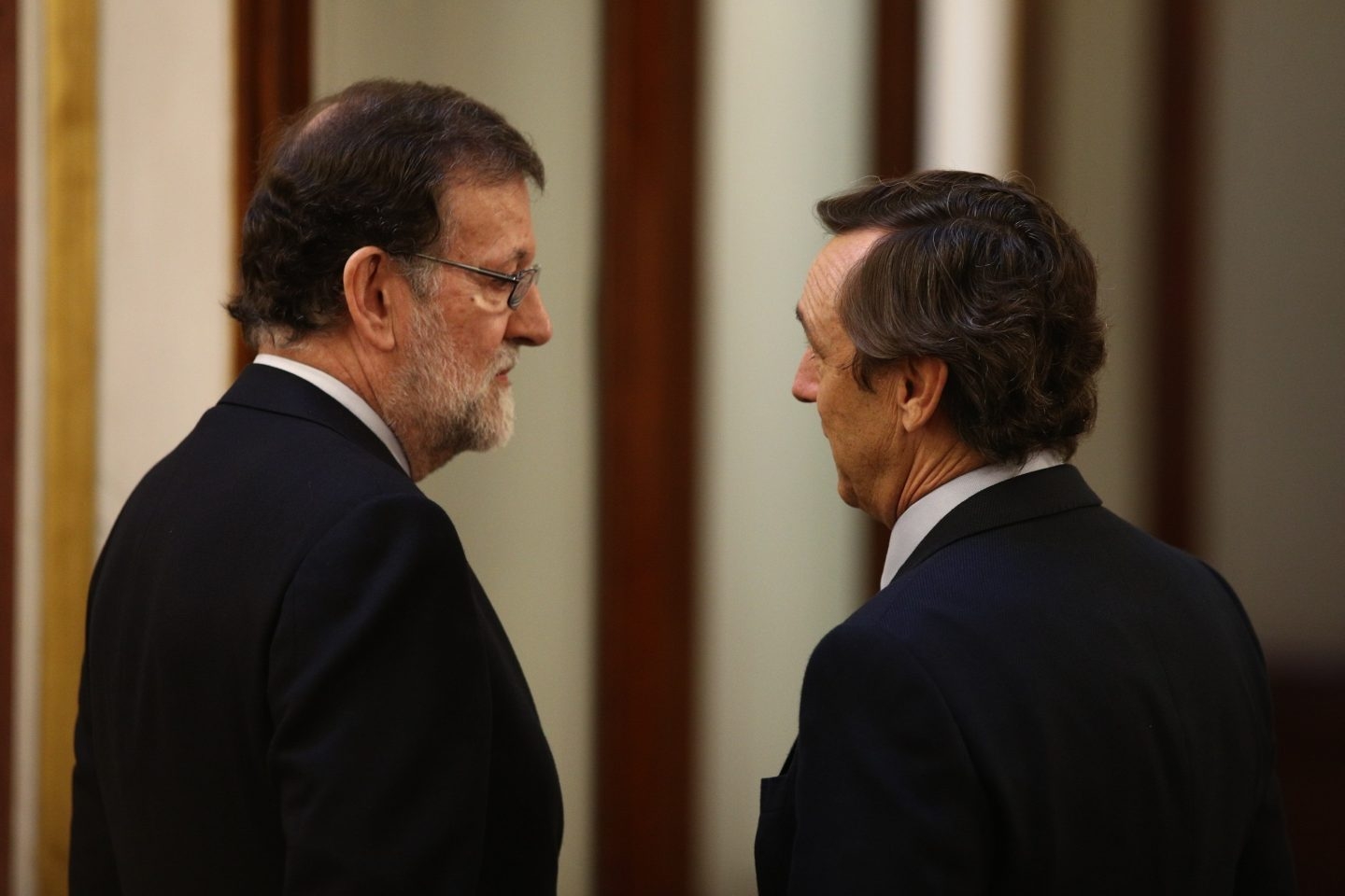 Mariano Rajoy conversa con Rafael Hernando.