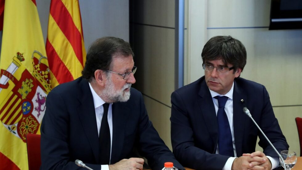 El presidente de Gobierno Mariano Rajoy y el president de la Generalitat, Carles Puigdemont, tras los atentados yihadistas de este verano.