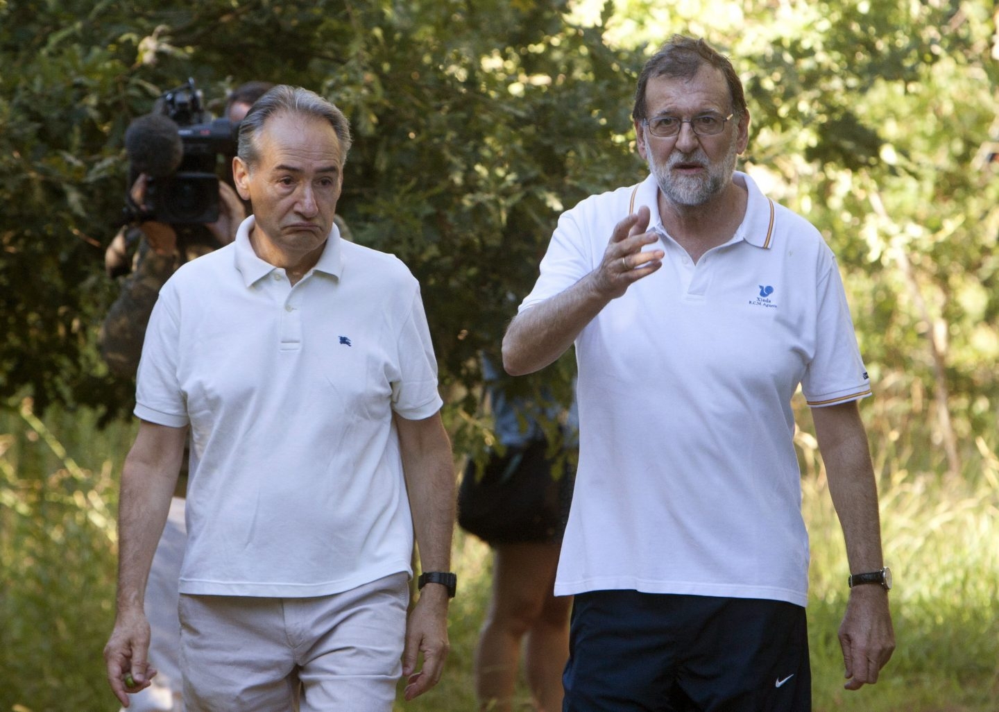 Mariano Rajoy acompañado por el presidente de la Autoridad Portuaria de Marín, José Benito Suárez, durante su paseo por las orillas del río Umia.
