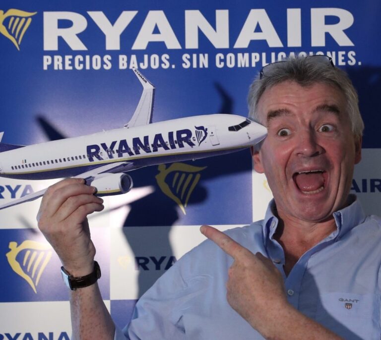 Ryanair intenta ahora volver a fichar a sus ex pilotos con promesas de subidas de sueldo