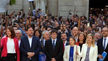 Puigdemont y los alcaldes, a Rajoy: "No subestimen la fuerza del pueblo catalán"