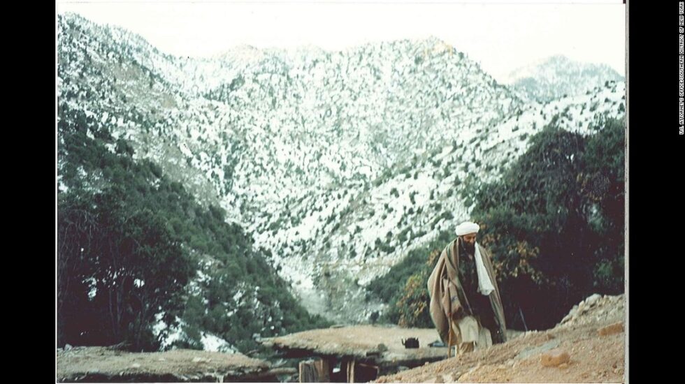 Bin Laden pasea en Tora Bora
