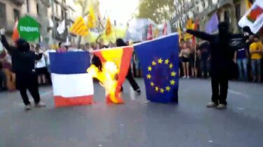Juventudes de la CUP queman las banderas de España, Francia y Europa