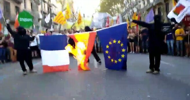 Juventudes de la CUP queman las banderas de España, Francia y Europa