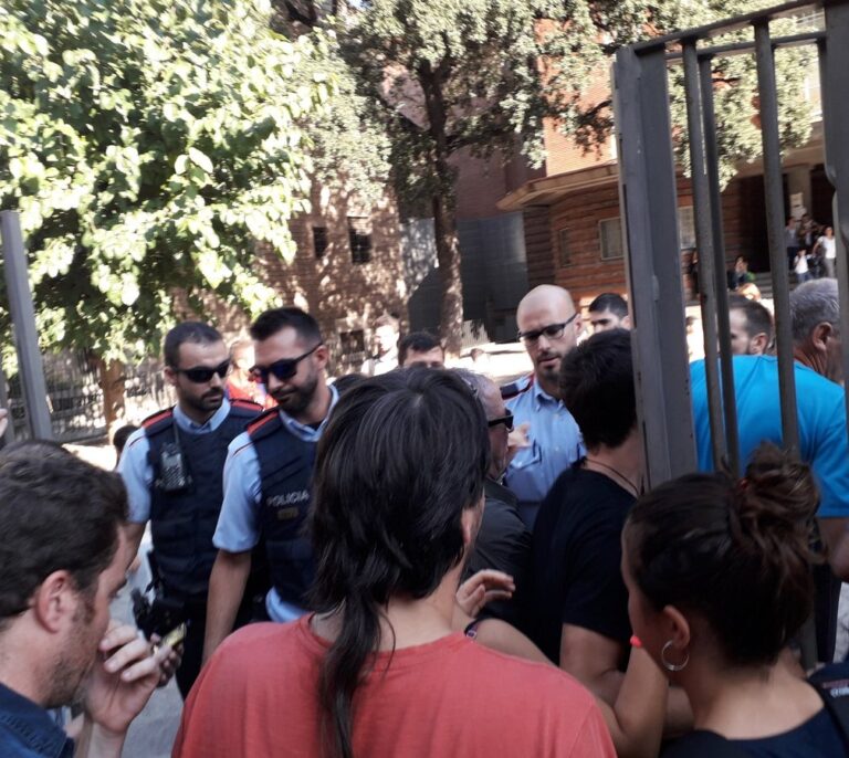 Tensión entre los Mossos y los manifestantes que intentan ocupar los colegios del 1-O