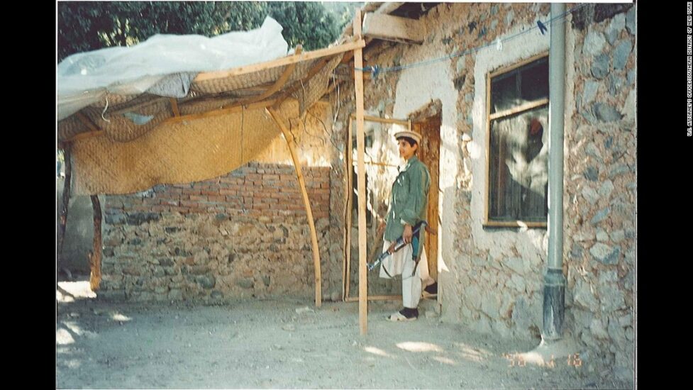 Un joven muyahidin hace guardia en Tora Bora