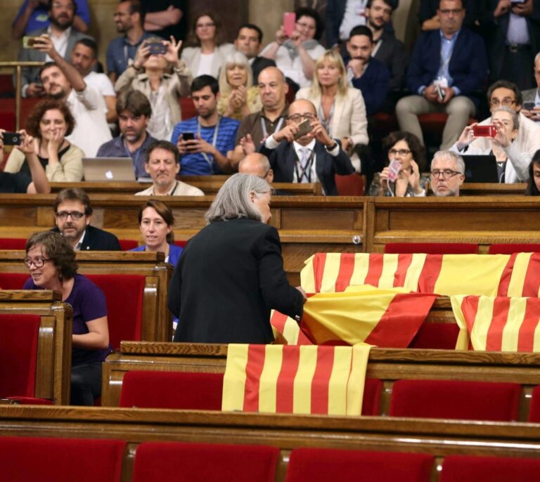 Iglesias pide a la diputada de Podem que quitó las banderas de España del Parlament que pida perdón