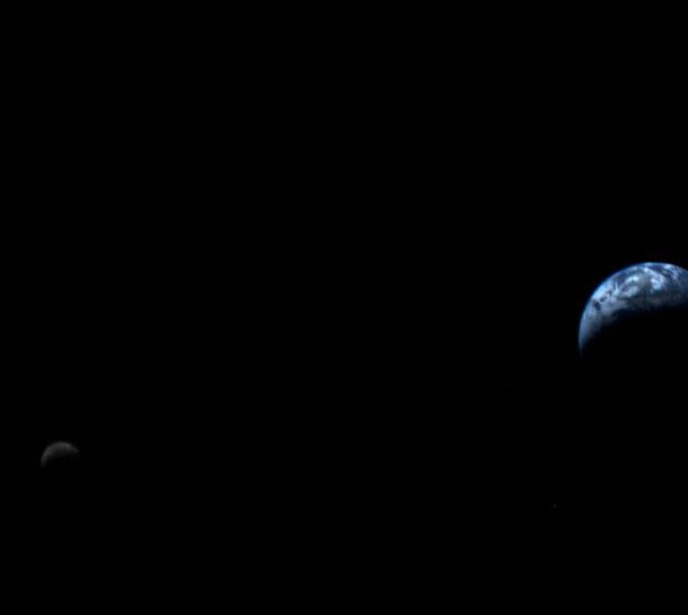 La primera foto de la tierra y la luna desde el espacio