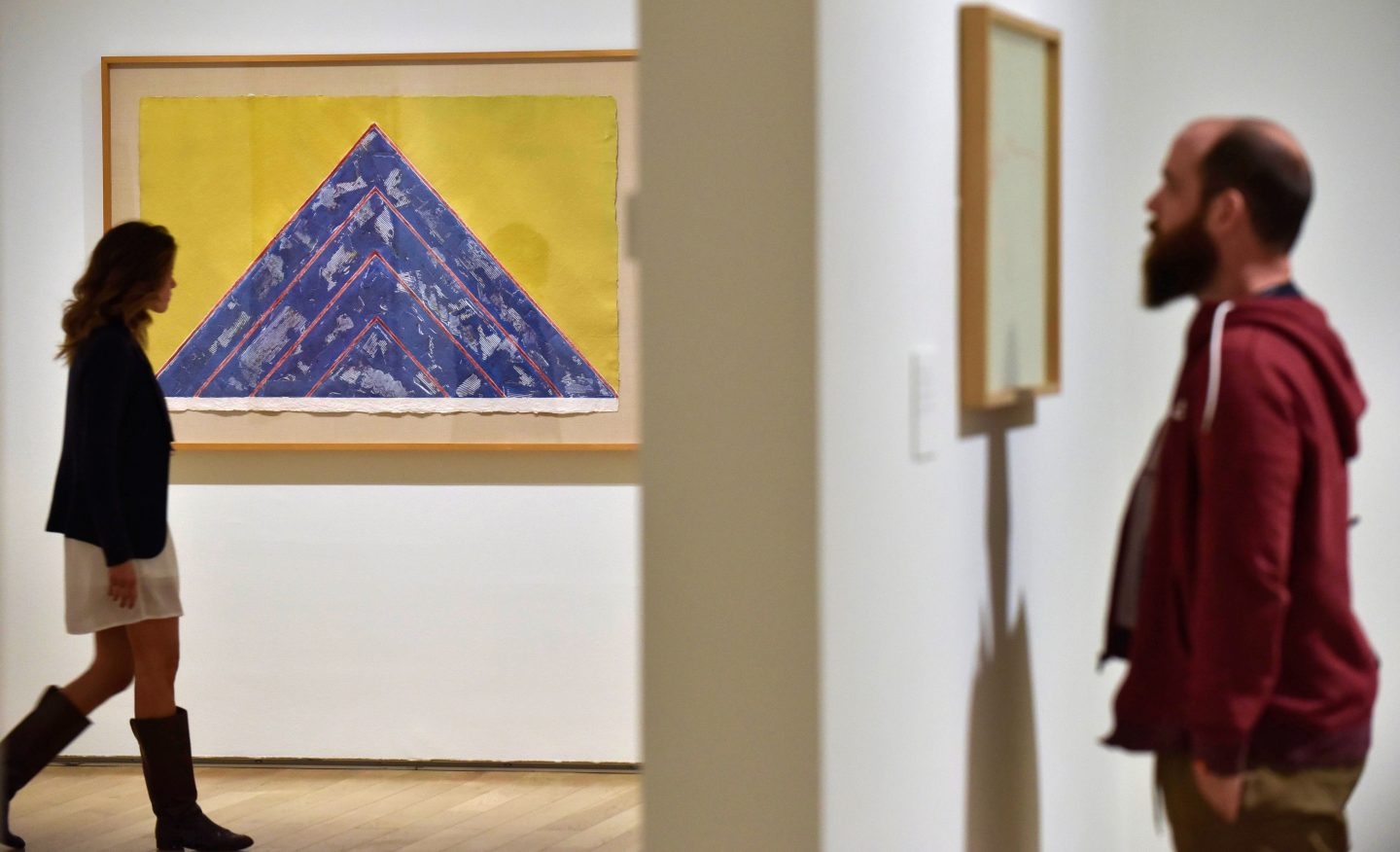 Dos visitantes observan algunos de los grabados expuestos en el Museo de Bellas Artes de Bilbao.