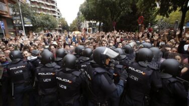 Un juez propone sentar en el banquillo a 45 policías nacionales por las cargas del 1-O en Barcelona
