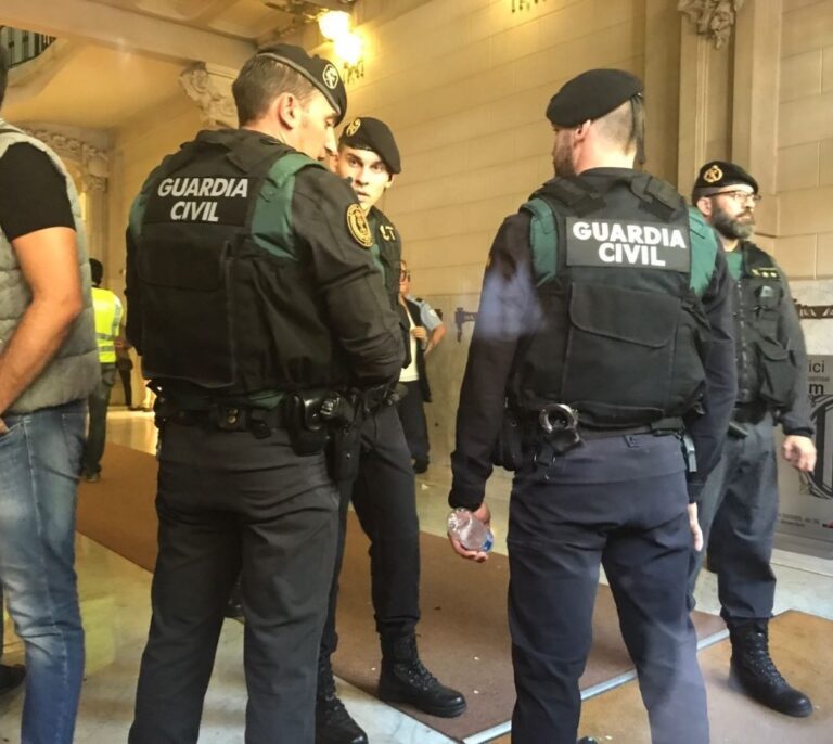 La Guardia Civil ordena a sus agentes permanecer en Cataluña hasta el 16-O