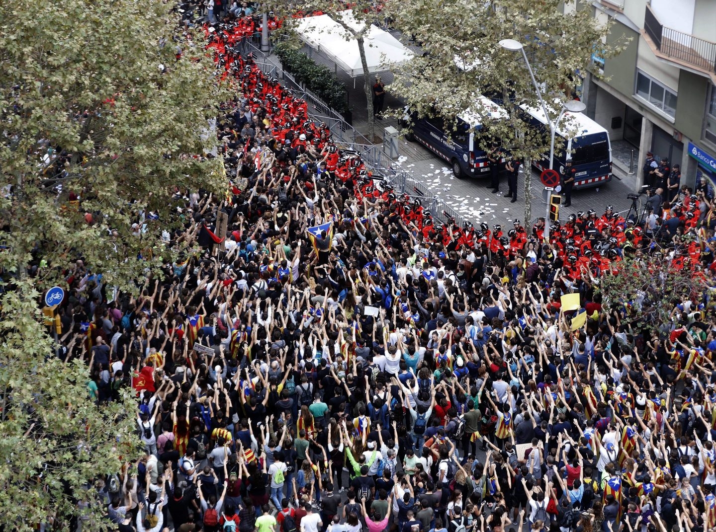 Concentración ante la sede del PP en Barcelona durante la pasada huelga 'política' del 3 de octubre.
