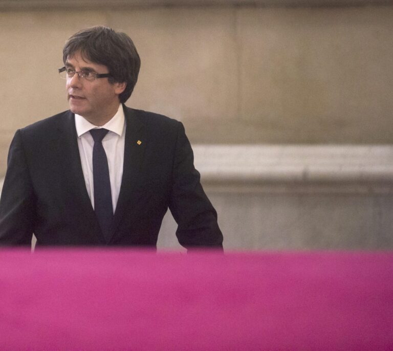 Puigdemont propone aplazar unas semanas la independencia para iniciar un proceso de diálogo