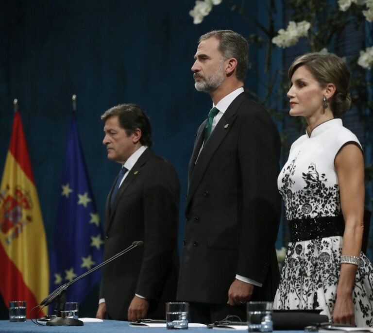 Felipe VI defiende "que Cataluña es y será una parte esencial de España"