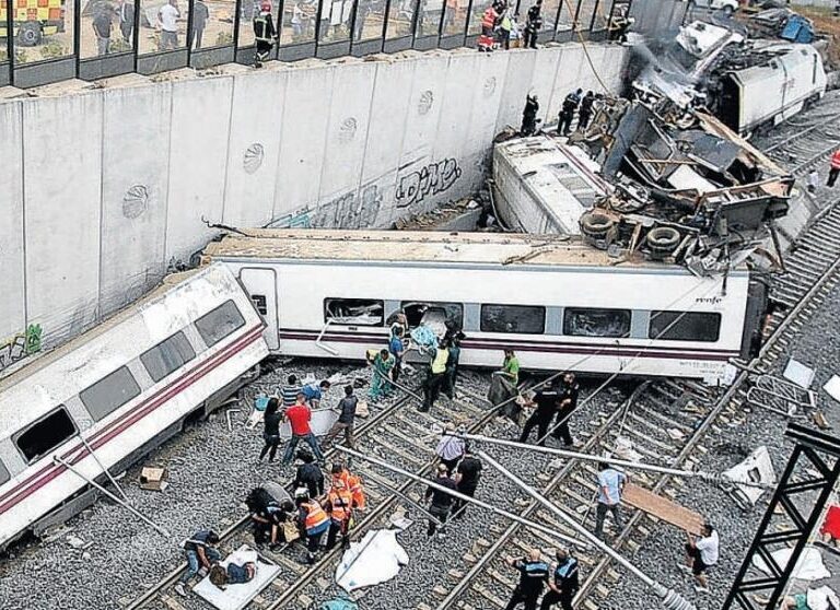 Primera dimisión por la tragedia de Angrois cuatro años después del accidente del Alvia