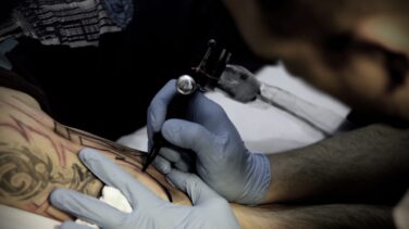 Doce casos de viruela del mono vinculados a un negocio de tatuajes y piercings de Cádiz