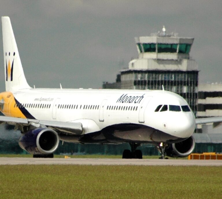 Monarch Airlines cesa sus operaciones y deja a 110.000 clientes en el extranjero