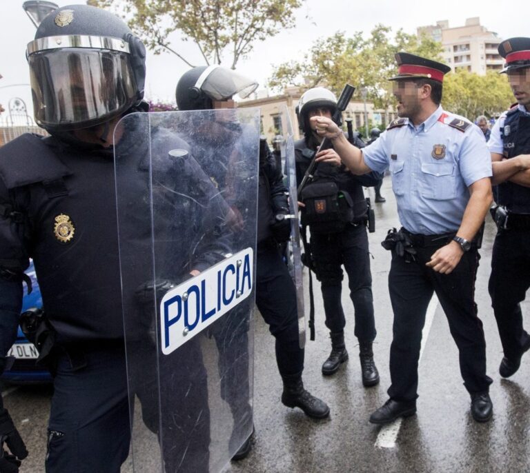 Los mossos acusan a la Policía y a la Guardia Civil de actuar el 1-O sin informarles