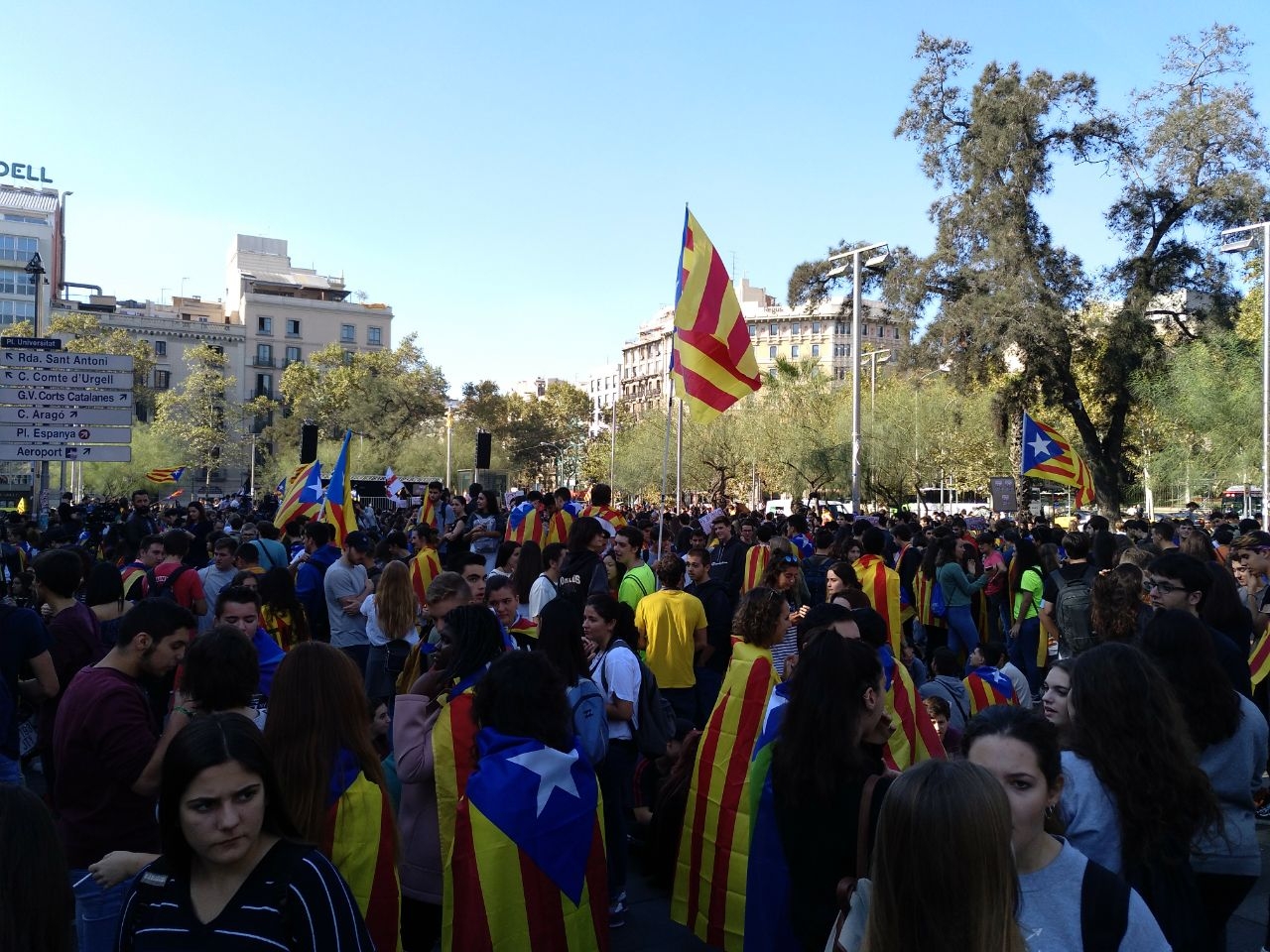 Los estudiantes catalanes, concentrados en la Plaza de la Universidad antes de dirigirse al Palau.