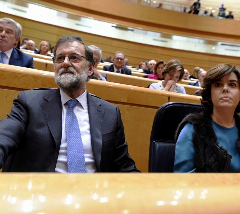 Rajoy delega en Sáenz de Santamaría todo el poder y la pone al frente de la Cataluña del 155