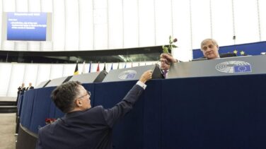 Show en el Parlamento Europeo: rosas, esteladas, gritos de "golpistas" y un bulo sobre el Ejército