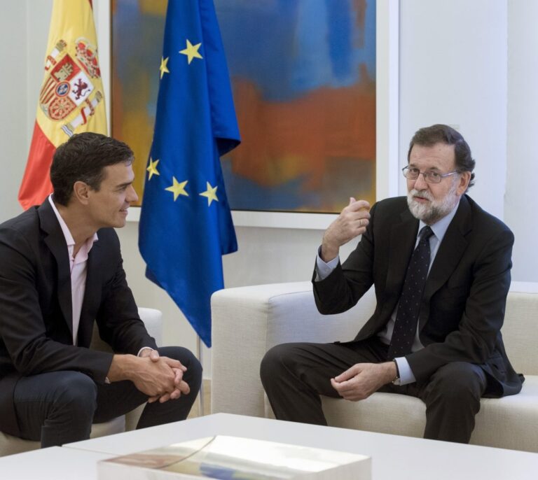 Pedro Sánchez exige a Rajoy que negocie "de inmediato" con Puigdemont y con Iglesias