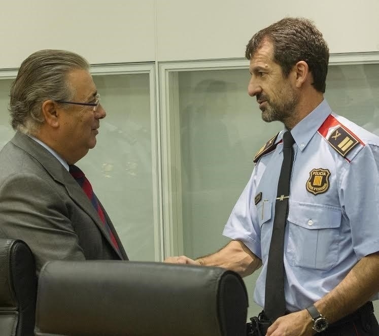 Juan Ignacio Zoido junto al nuevo mayor de los Mossos, Ferrán López.
