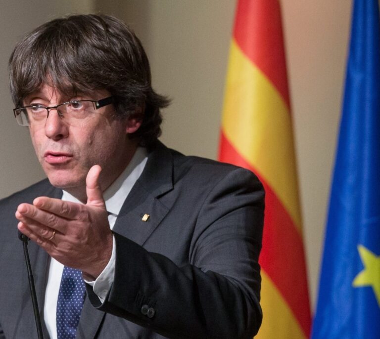 Puigdemont renuncia a su sueldo de ex presidente pero mantiene el de diputado
