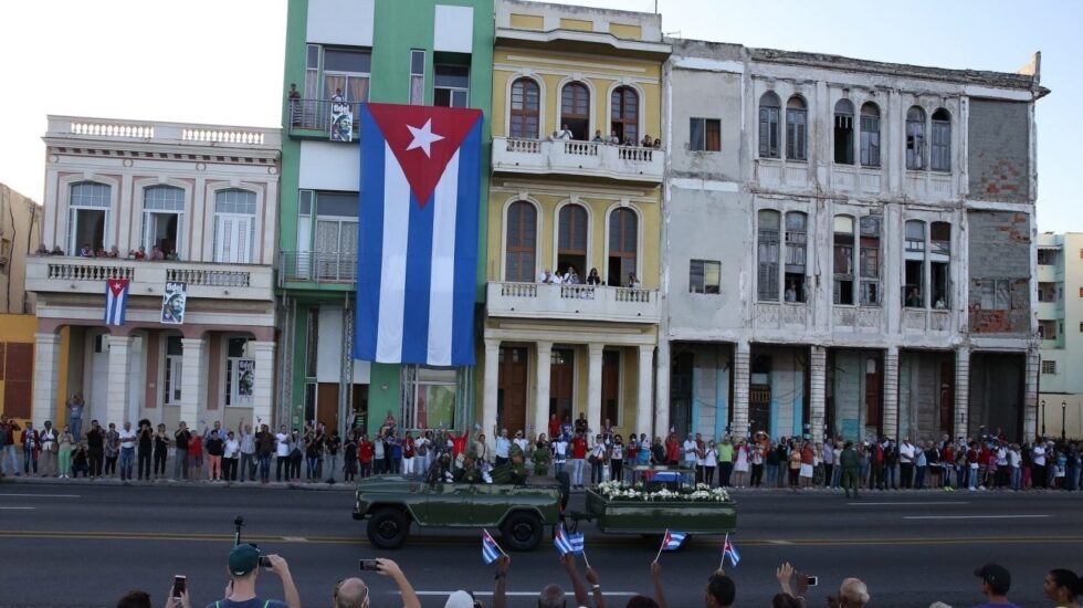 Paso del cortejo fúnebre de Fidel Castro por las calles de La Habana.