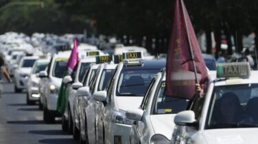 Guiño al taxi: Fomento trabaja en un decreto para endurecer los controles a Uber y Cabify