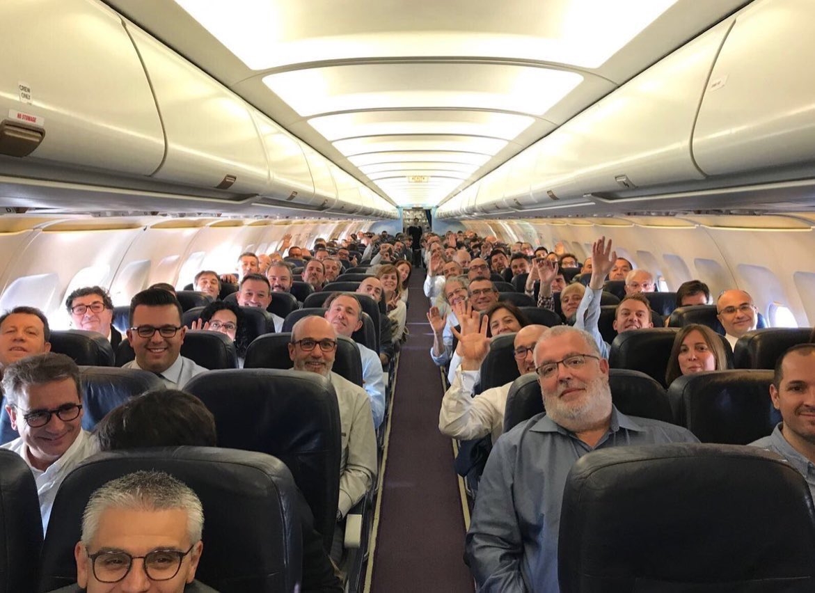 Alcaldes independentistas durante el vuelo a Bruselas para apoyar a Puigdemont.